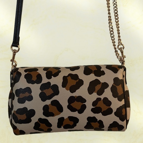 Small Coach purse with gold chain strap​ - Picture 6 of 9